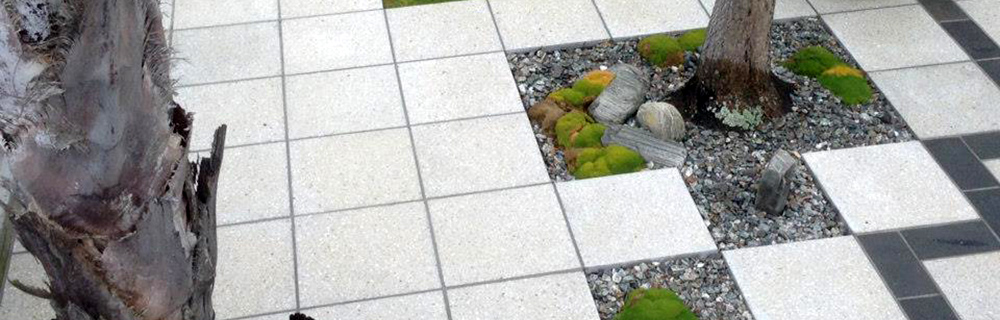 Outdoor pavers around tree feature